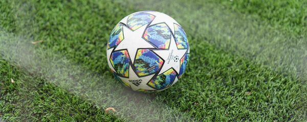 Футбольный мяч на поле, архивное фото - Sputnik Таджикистан