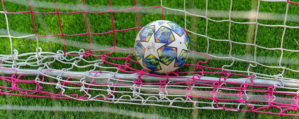 Футбольный мяч на поле, архивное фото - Sputnik Тоҷикистон