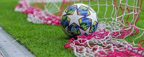 Футбольный мяч на поле, архивное фото Футбольный мяч на поле, архивное фото - Sputnik Таджикистан