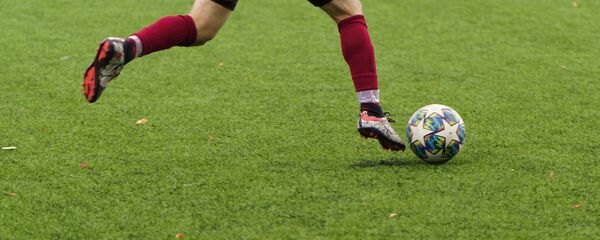 Футболист на поле, архивное фото  - Sputnik Тоҷикистон