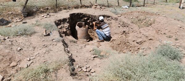 Новые раскопки и находки недалеко от городища Хулбук Новые раскопки и находки недалеко от городища Хулбук - Sputnik Таджикистан