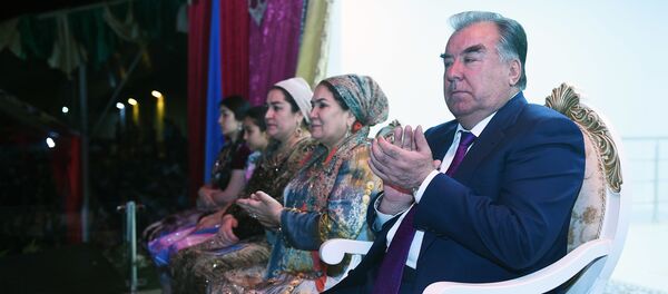 Иштирок дар чорабинии фарҳангӣ дар варзишгоҳи марказии ноҳияи Ховалинг - Sputnik Тоҷикистон