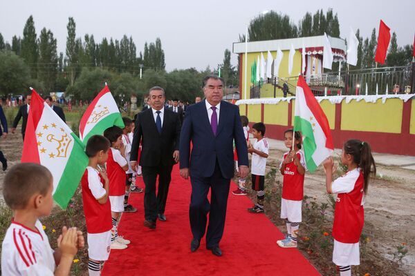 Президент Эмомали Рахмон открыл спортивный комплекс в Ховалингском районе - Sputnik Таджикистан