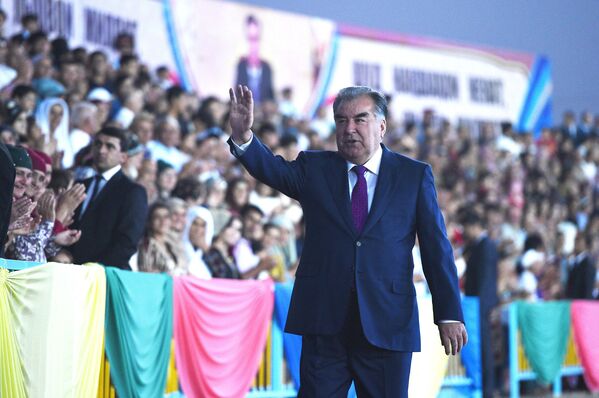 Глава государства во время посещения праздничного мероприятия. - Sputnik Таджикистан