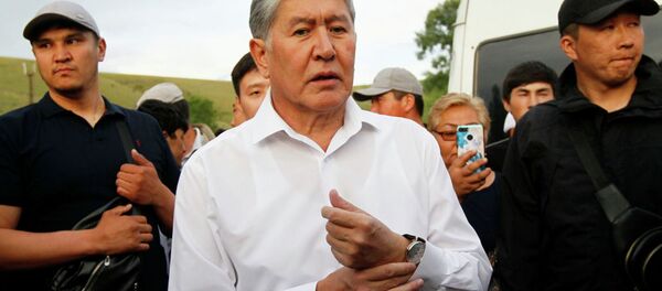 Бывший президент Кыргызстана Алмазбек Атамбаев и его сторонники присутствуют на встрече с журналистами в селе Кой-Таш близ Бишкека. 27 июня 2019 года - Sputnik Тоҷикистон