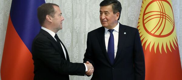 Председатель правительства РФ Дмитрий Медведев и президент Киргизии Сооронбай Жээнбеков - Sputnik Тоҷикистон
