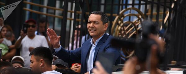 Экс-депутат ЖК Омурбек Бабанов в аэропорту Манас после прилета из Москвы Экс-депутат ЖК Омурбек Бабанов в аэропорту Манас после прилета из Москвы - Sputnik Тоҷикистон