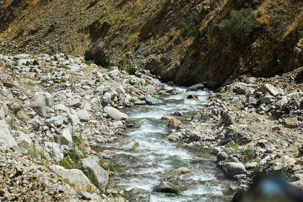 Река в курортной зоне Ходжа Оби Гарм - Sputnik Таджикистан