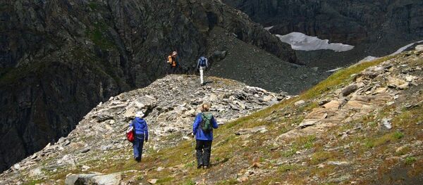 Туристы в горной местности, архивное фото - Sputnik Тоҷикистон