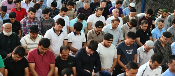 Праздничный намаз на Иди Курбон в Душанбе - Sputnik Тоҷикистон