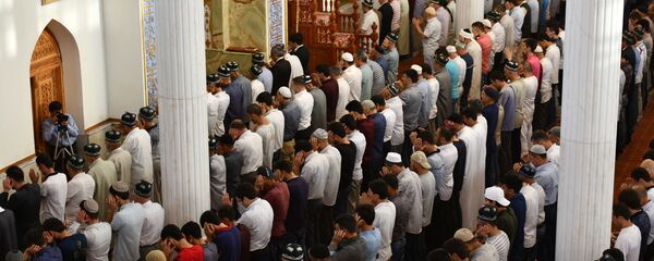 Праздничный намаз на Иди Курбон в Душанбе - Sputnik Таджикистан