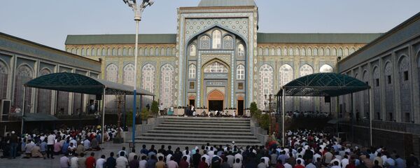 Праздничный намаз на Иди Курбон в Душанбе - Sputnik Тоҷикистон