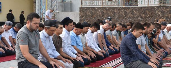 Праздничный намаз на Иди Курбон в Душанбе Праздничный намаз на Иди Курбон в Душанбе - Sputnik Тоҷикистон