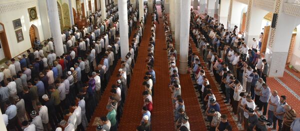 Праздничный намаз на Иди Курбон в Душанбе Праздничный намаз на Иди Курбон в Душанбе - Sputnik Тоҷикистон