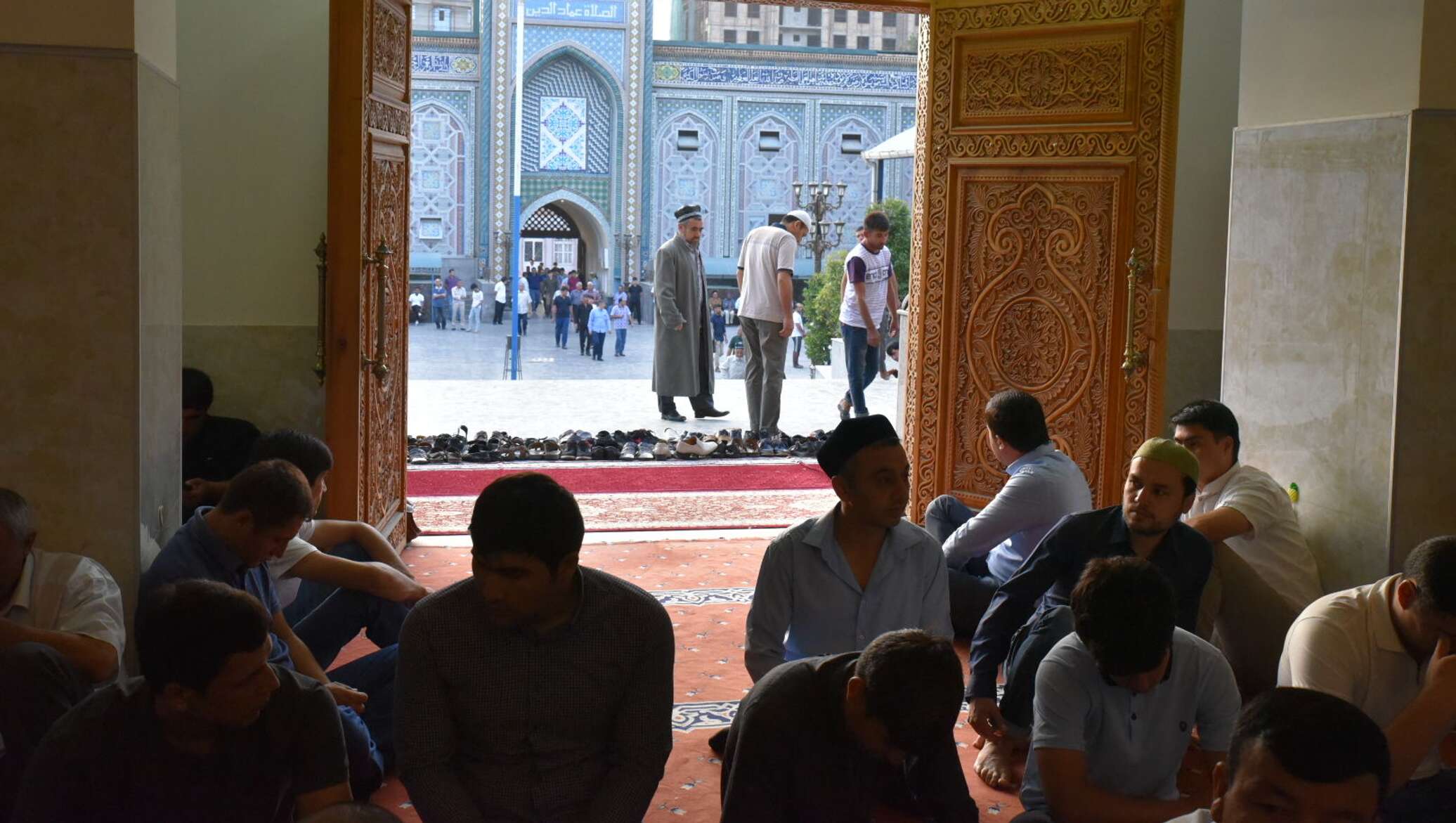 Завтра на таджикском. Таджик в мечети. Мечеть в Таджикистане. Новая мечеть в Таджикистане.