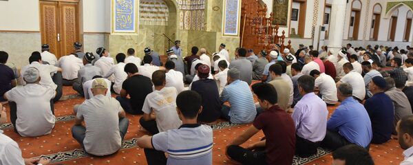 Праздничный намаз на Иди Курбон в Душанбе - Sputnik Тоҷикистон