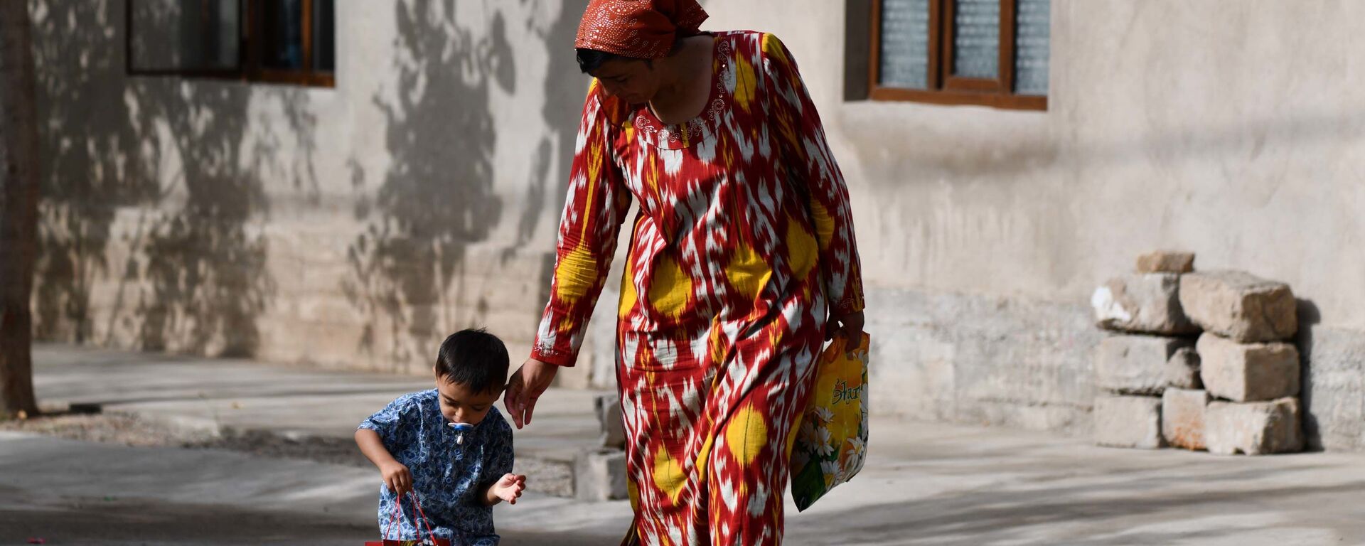 Мать и ребенок. Иллюстративное фото - Sputnik Таджикистан, 1920, 06.08.2025