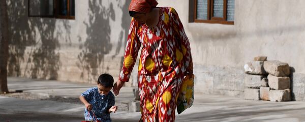 Дети собирают конфеты по обычаю идгардак - Sputnik Тоҷикистон