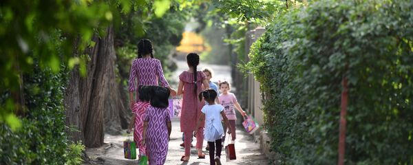 Дети собирают конфеты по обычаю идгардак Дети собирают конфеты по обычаю идгардак - Sputnik Тоҷикистон