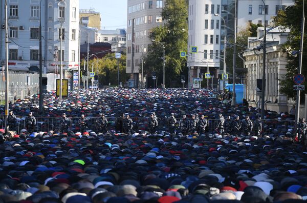Соблюдай закон и занимай очередь в мечеть: как прошел Курбан-байрам в Москве Соблюдай закон и занимай очередь в мечеть: как прошел Курбан-байрам в Москве - Sputnik Таджикистан