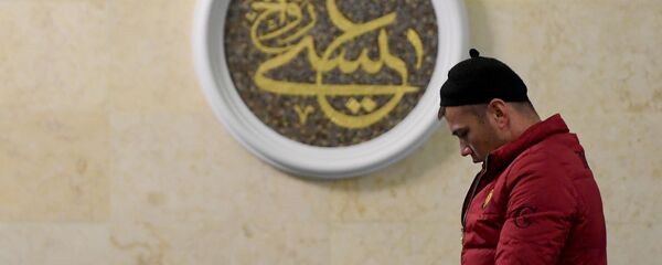 Верующие на богослужении в честь праздника Курбан-Байрам в Казани Верующие на богослужении в честь праздника Курбан-Байрам в Казани - Sputnik Таджикистан