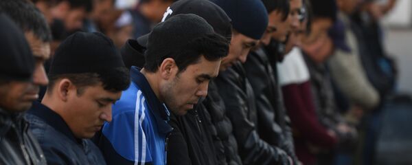 Верующие на богослужении в честь праздника Курбан-Байрам в Москве - Sputnik Таджикистан