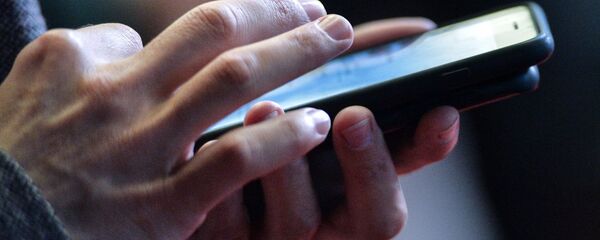 Мужчина со смартфоном в руках Мужчина со смартфоном в руках - Sputnik Тоҷикистон