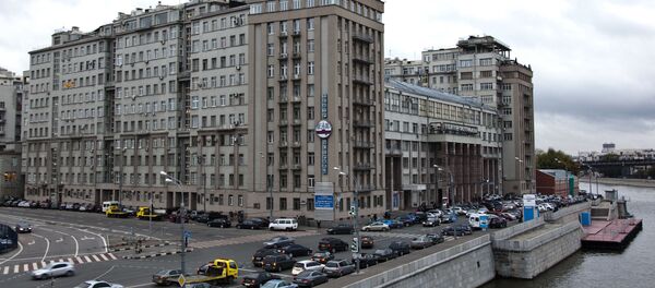 Дом на набережной (Дом правительства) - комплекс сооружений на Берсеневской набережной Москва-реки на Болотном острове Дом на набережной (Дом правительства) - комплекс сооружений на Берсеневской набережной Москва-реки на Болотном острове - Sputnik Таджикистан