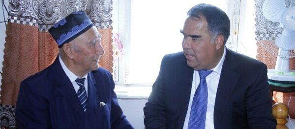 Аёдати Раҷаббой Аҳмадзода аз шоир Мирзоаҳмади Ҷўразод - Sputnik Тоҷикистон