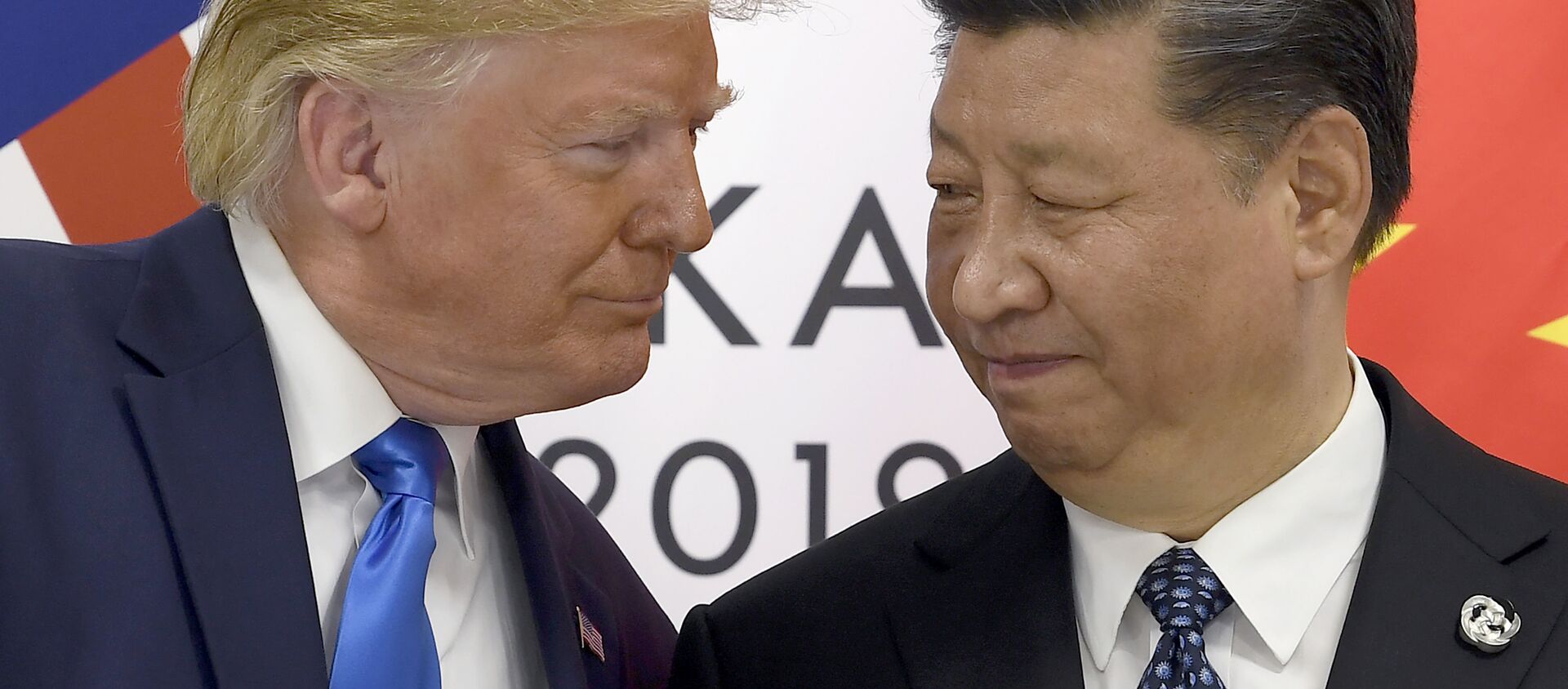 Президент США Дональд Трамп и председатель КНР Си Цзиньпин в ходе встречи на саммите G20 в Осаке. 29 июня 2019 - Sputnik Таджикистан, 1920, 29.08.2019