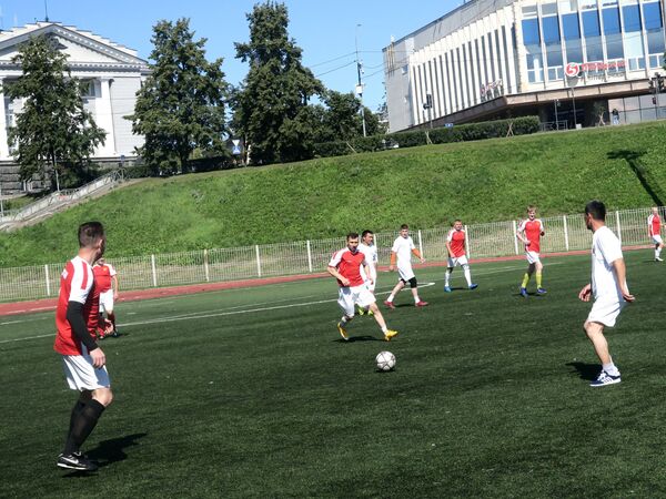 Таджикские футболисты почтили память узбекского Пахтакора - Sputnik Таджикистан