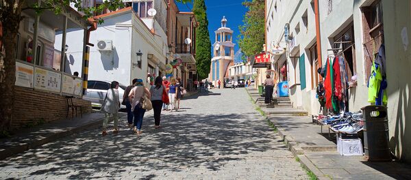 Жители города и туристы на одной из улиц Сигнахи - Sputnik Таджикистан