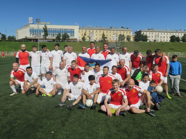 Таджикские футболисты почтили память узбекского Пахтакора - Sputnik Таджикистан