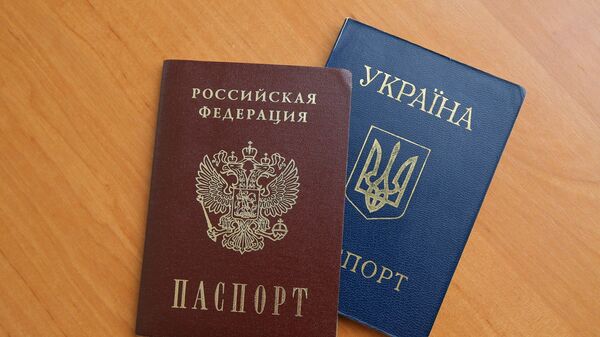 Паспорта гражданина Российской Федерации и гражданина Украины - Sputnik Тоҷикистон