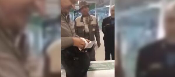 Уроженец Таджикистана вернул владельцу найденные им сумку с целым миллионом рублей - Sputnik Тоҷикистон