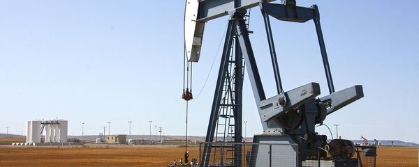 Добыча нефти, архивное фото Добыча нефти, архивное фото - Sputnik Таджикистан