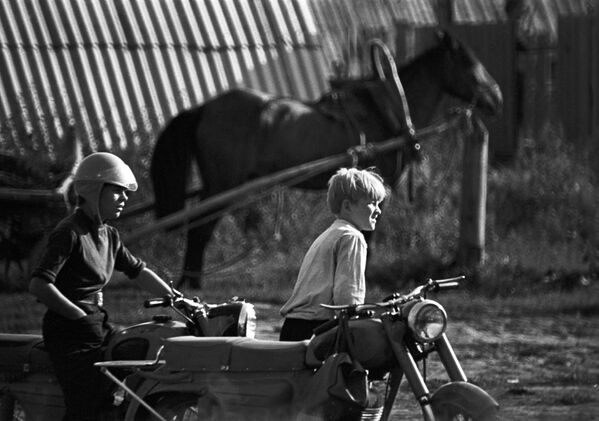 Мальчики на мотоцикле в селе Тойкино Большесосновского района. 1973 - Sputnik Таджикистан