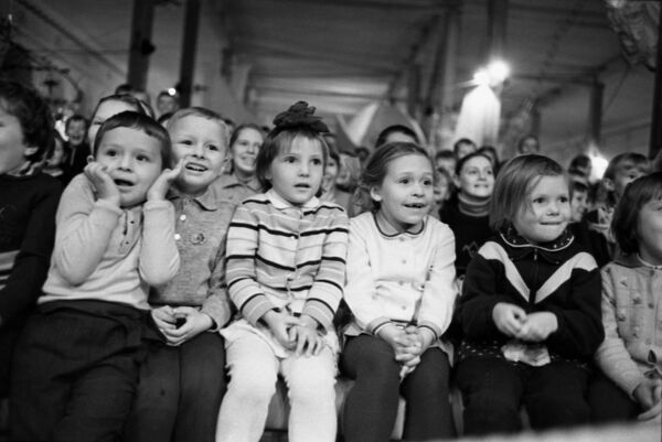Дети на цирковом представлении в ЦВЗ Манеж в Москве. 1969 - Sputnik Таджикистан