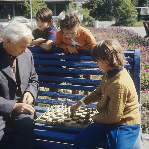 Игра в шахматы. Ангарск, 1973 год - Sputnik Таджикистан