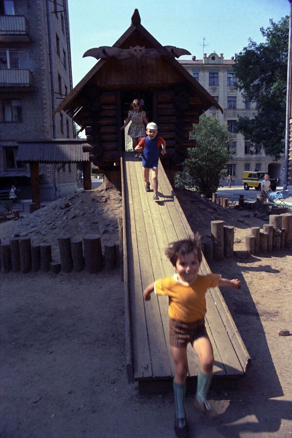 На детской площадке в Москве. 1975 год - Sputnik Таджикистан