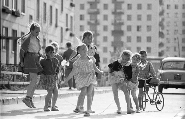 Дети во дворе дома. Москва, 1966 год - Sputnik Таджикистан