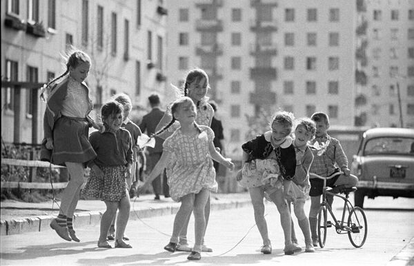 Дети во дворе дома. Москва, 1966 год - Sputnik Таджикистан