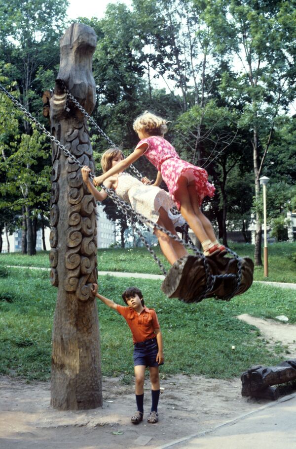 Девочки качаются на качелях на детской площадке. 1986 год - Sputnik Таджикистан