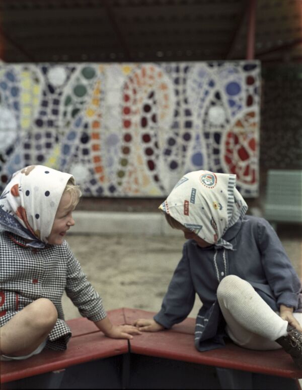 Подружки в песочнице. 1973 год - Sputnik Таджикистан