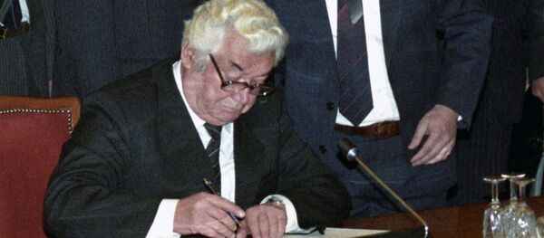 21 декабря 1991 года. Президент Республики Таджикистан Рахмон Набиев - Sputnik Тоҷикистон