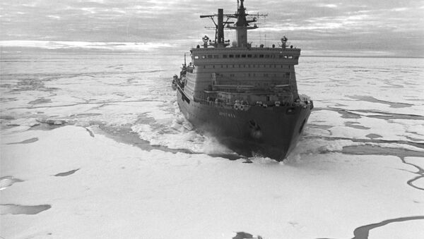 Советский атомный ледокол Арктика в Северном Ледовитом океане - Sputnik Тоҷикистон