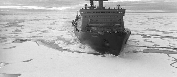 Советский атомный ледокол Арктика в Северном Ледовитом океане - Sputnik Тоҷикистон