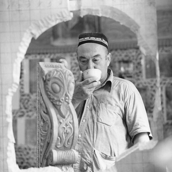 Сироджиддин Нуритдинов, резчик по дереву, заслуженный деятель искусств Таджикской ССР, со своей работой - Sputnik Таджикистан
