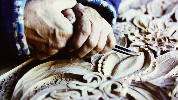 Руки мастера Сироджиддина Нуритдинова во время изготовления резного панно - Sputnik Таджикистан
