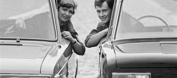 Мужчина и женщина в жигулях. 1971 год - Sputnik Таджикистан